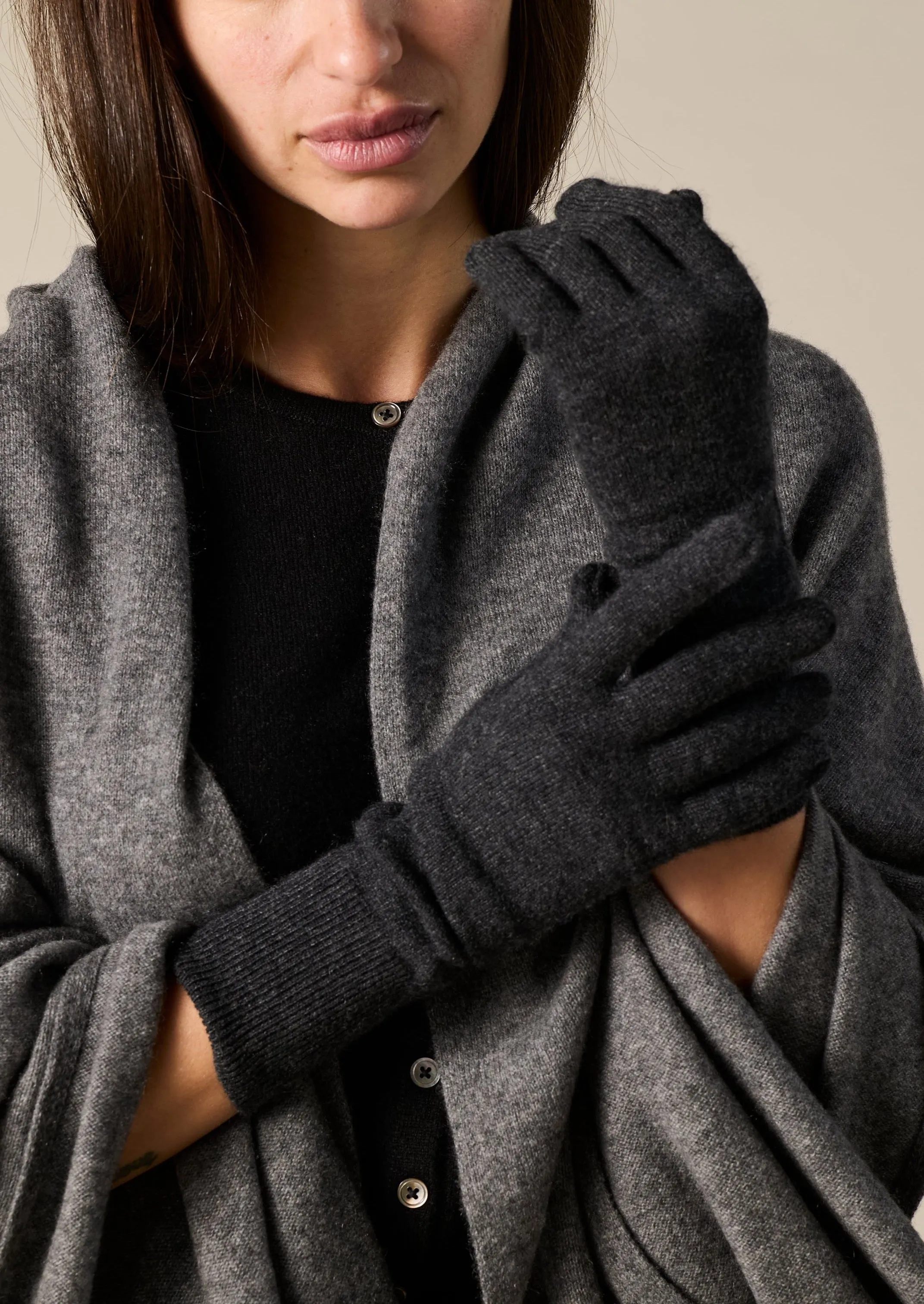 Cashmere Gloves in Dark Charcoal